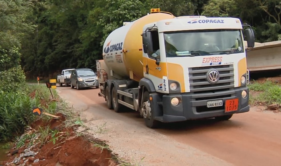Motoristas desrespeitam sinalização e se arriscam em desvio na BR-460, em São Lourenço — Foto: Reprodução EPTV