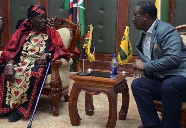 Mama Sarah, 'avó' do presidente Obama, conversa com o governador de Nairobi nesta sexta-feira (3) (Foto: AFP PHOTO/SIMON MAINA)