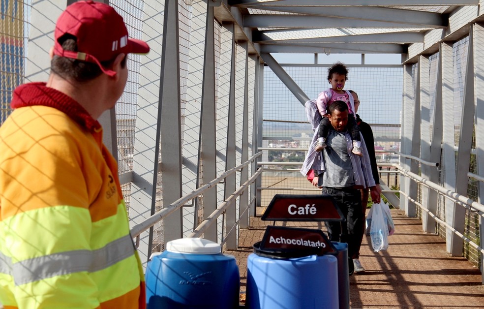 Café na passarela visa conscientizar sobre o perigo de atropelamentos — Foto: Arquivo CCR SPVias