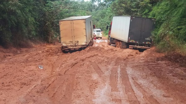 Parada h&aacute; quase 10 anos, obra de asfaltamento do trecho norte da BR-156 no  AP &eacute; retomada | Amap&aacute; | G1
