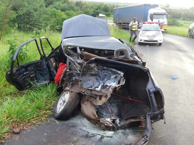 Carro ficou destruído em acidente (Foto: Polícia Rodoviária/Divulgação)