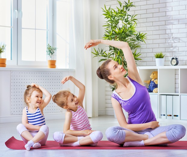 Dê o exemplo: mãe pratica ioga com as filhas (Foto: Thinkstock)