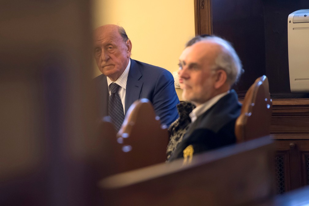 Angelo Caloia em imagem de 2018, durante seu julgamento — Foto: Osservatore Romano/Via Reuters