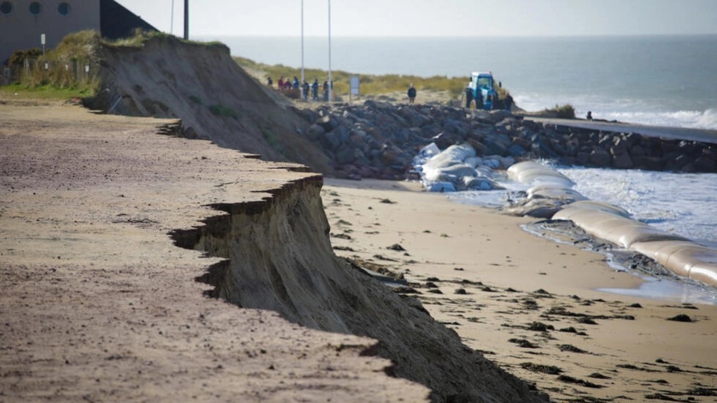 As cidades da costa da Normandia têm percebido um afluxo de visitantes em suas praias, apesar do inverno. A movimentação se deve a uma carga de cocaína que chegou pelas praias.  — Foto: AFP - LOU BENOIST