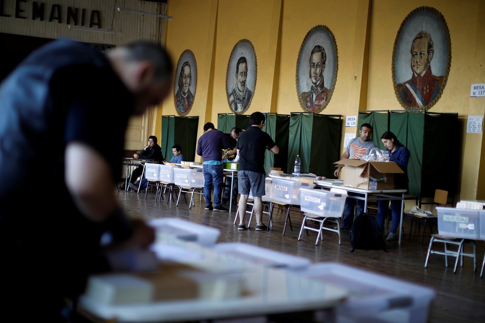 Local de votação é preparado em Santiago, no Chile (Foto: Carlos Garcia Rawlins/REUTERS)