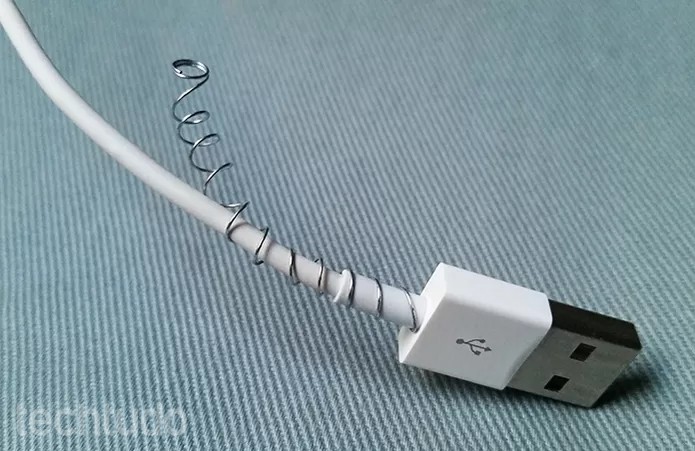Use uma mola de caneta para deixar a base do cabo USB mais fort (Foto: Barbara Mannara/TechTudo)