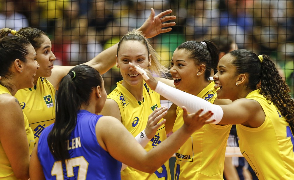Jogadoras do Brasil comemoram ponto contra os EUA (Foto: FIVB)
