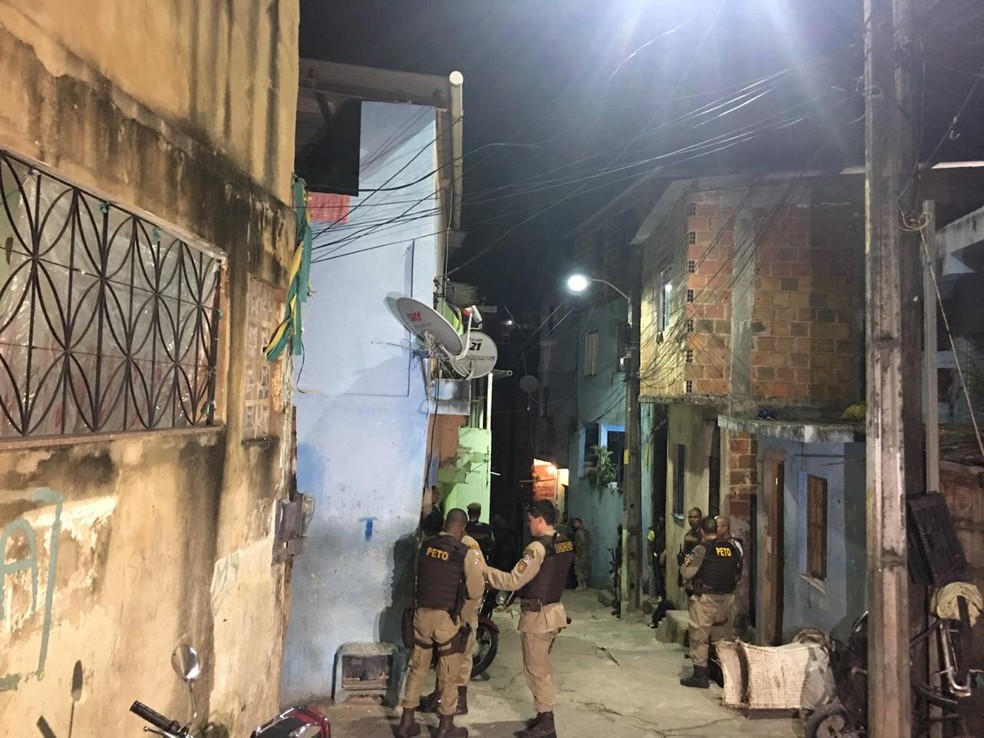 Policiais negociam soltura de reféns no Vale das Pedrinhas, em Salvador — Foto: Alan Oliveira/ G1
