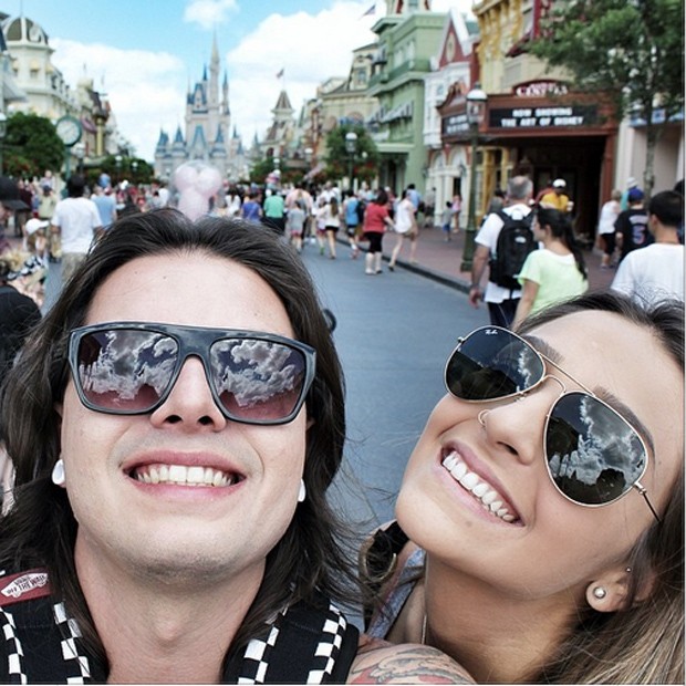 Pe Lanza e a namorada, Gabriela, curtem férias na Disney (Foto: Reprodução/Instagram)