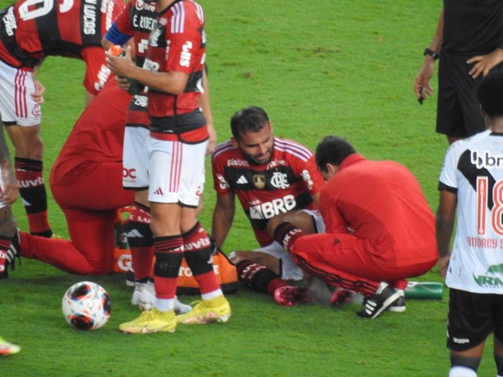 Thiago Maia machucado em Flamengo x Vasco &mdash; Foto: Fred Gomes / ge
