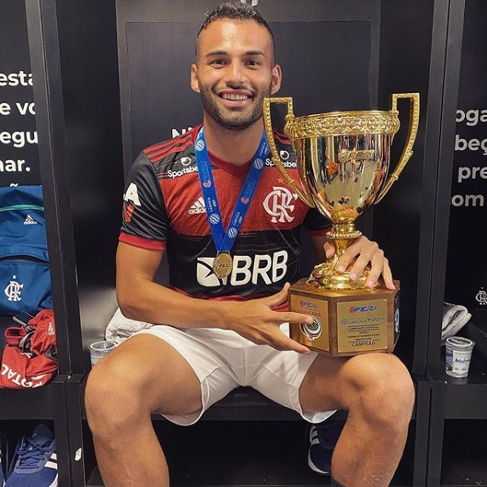 Thiago Maia no vestiário com taça do Carioca 2020 — Foto: Reprodução Instagram