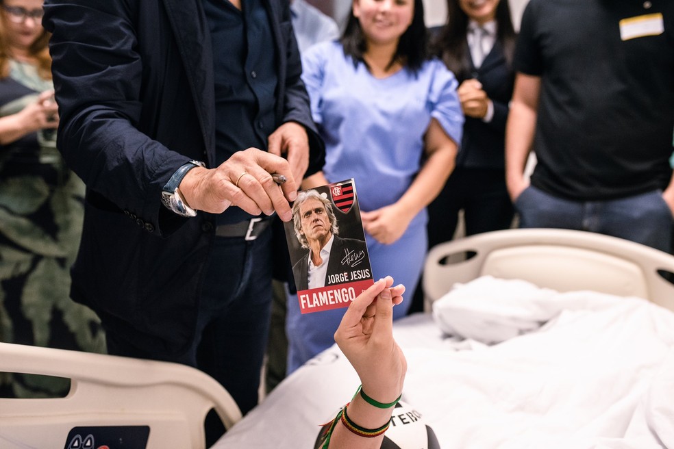 Jesus distribuiu seus prprios santinhos para as crianas  Foto: Divulgao / Su Florentino Studio