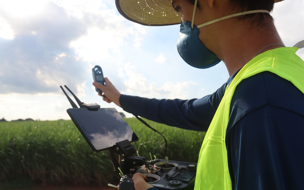 Empresa trabalha com serviços de operação de drones para pulverização de lavouras — Foto: ARPAC/Divulgação
