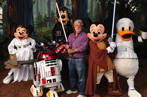 George Lucas com personagens da Disney: agora todos da mesma família (Foto: Getty Images)