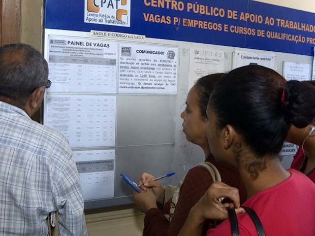 Desempregados observam vagas de emprego no CPAT Campinas (Foto: Reprodução EPTV)