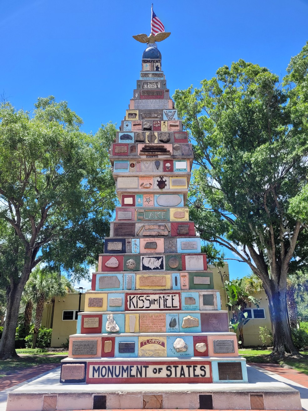 O Monument of States, formado por tijolos e pedras de todos os cantos dos Estados Unidos, é um marco no centro de Kissimmee, na Flórida — Foto: Eduardo Maia