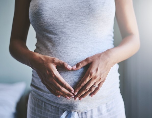 Grávida com a mão na barriga (Foto: Getty Images)