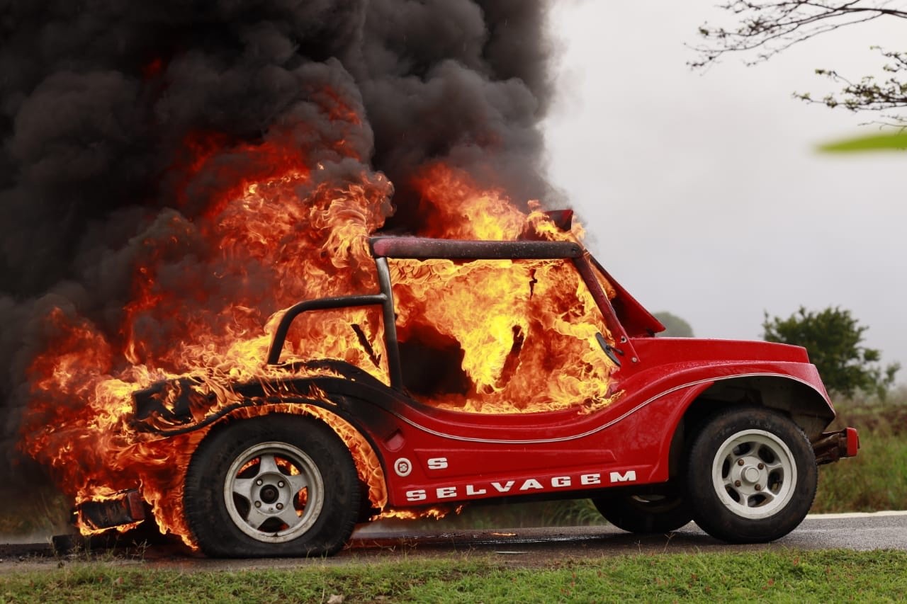 
Buggy pega fogo em rodovia de Fernando de Noronha