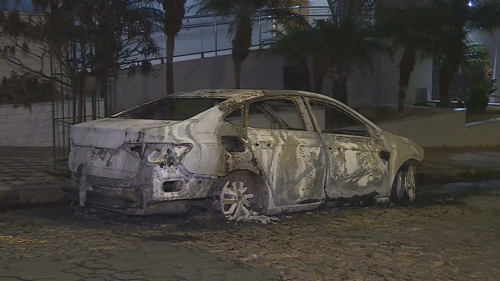 Carro foi queimado no bairro Colégio Batista, em Belo Horizonte — Foto: Reprodução/TV Globo