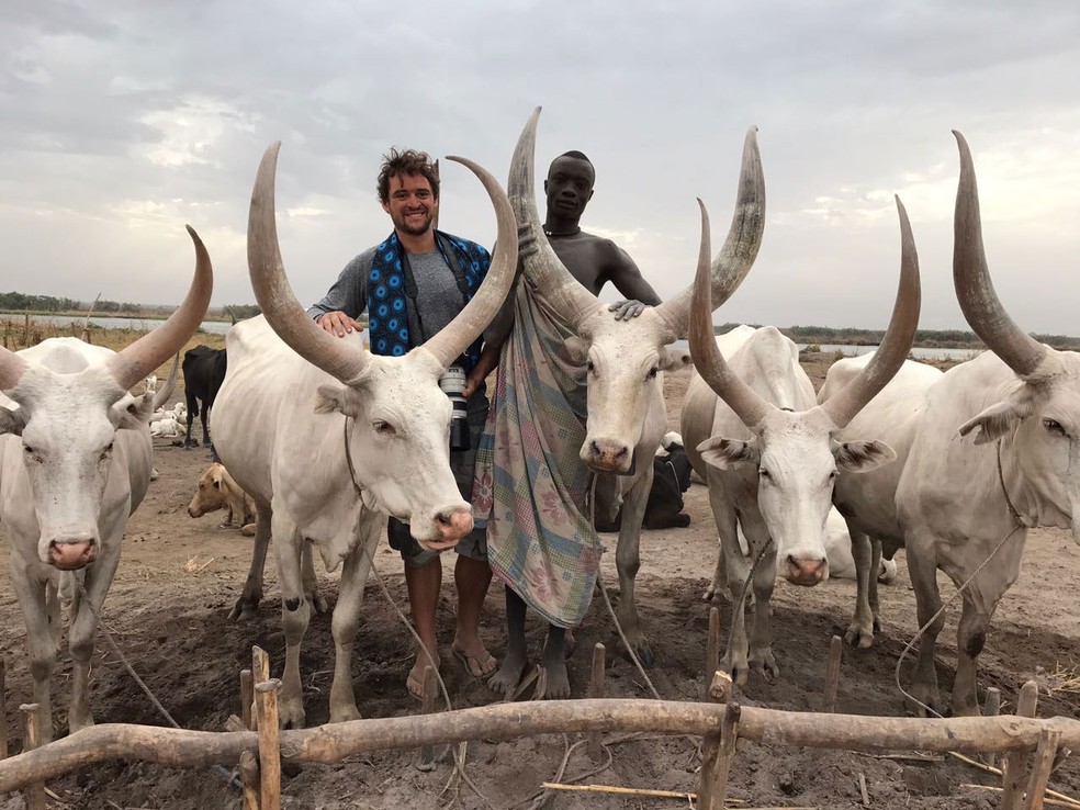 O fotógrafo brasileiro Bruno Feder ao lado de membro da etnia Mundari, no Sudão do Sul (Foto: Arquivo pessoal/ Bruno Feder)