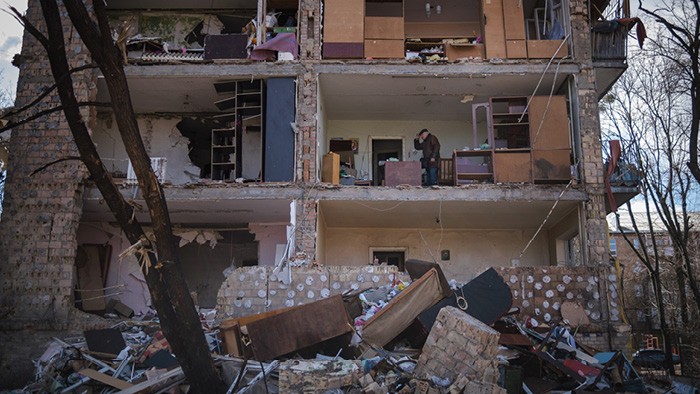 Edifício destruído após um bombardeio russo na área de Vitryani Hory, em Kiev, capital da Ucrânia, no dia 27 de março de 2022 (Foto: Anadolu Agency/Getty Images)