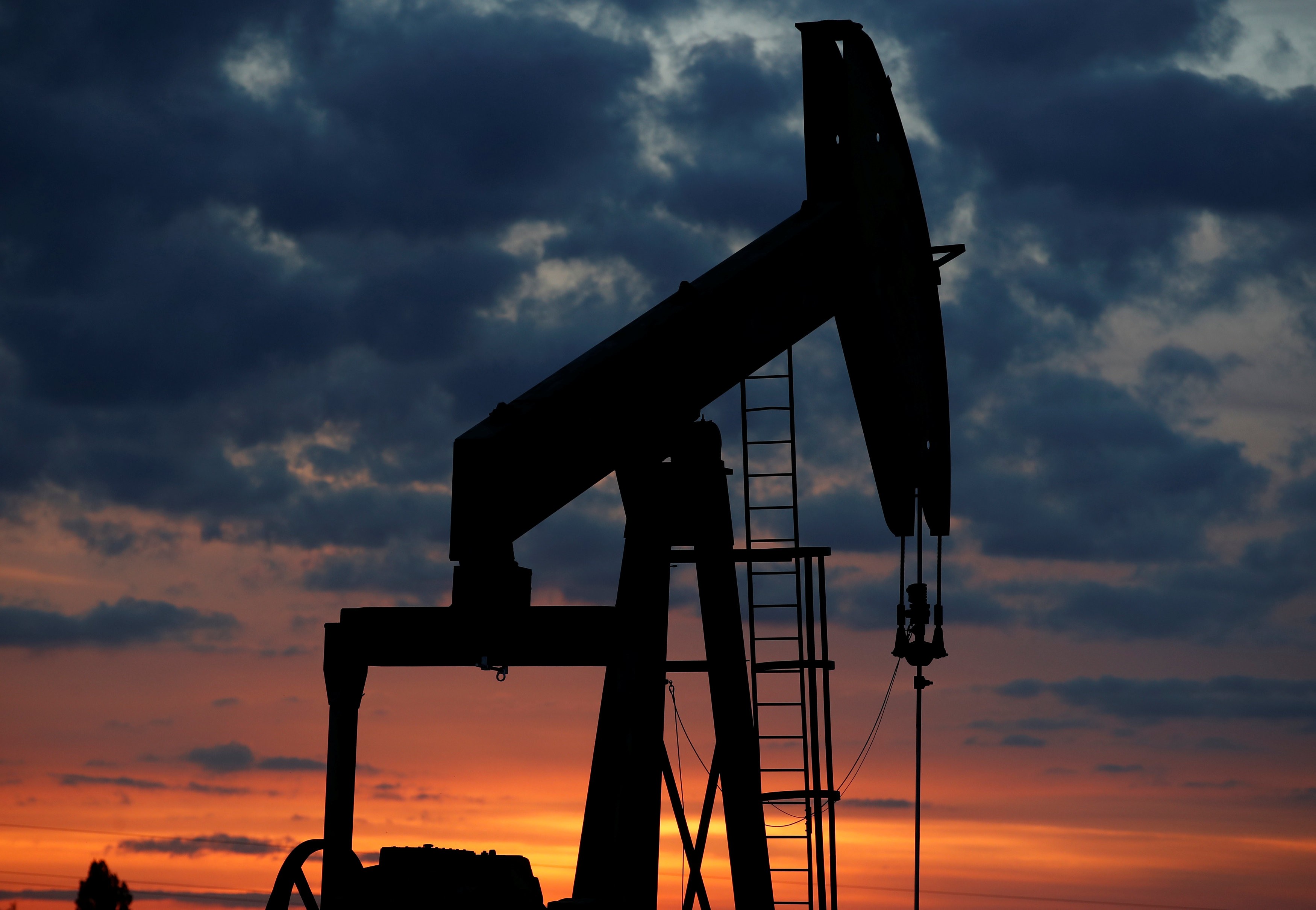 Preços do petróleo sobem mais de 13% com expectativa de acordo para cortes de produção thumbnail