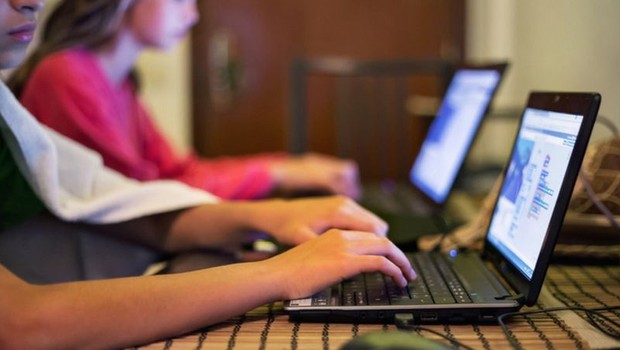 Aumento no acesso a tecnologia não tem se traduzido, diretamente, em mais educação midiática dos jovens (Foto: Getty Images)