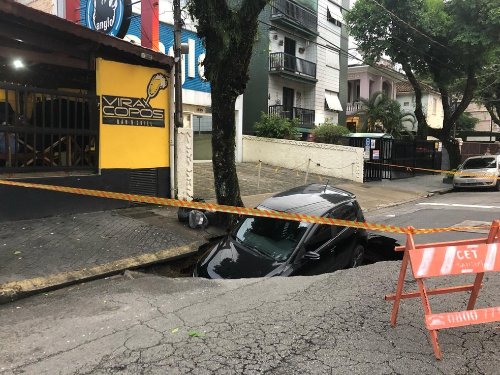 Carro Ã© 'engolido' por cratera que abriu em avenida de Santos (SP) â Foto: Andressa Barboza/G1