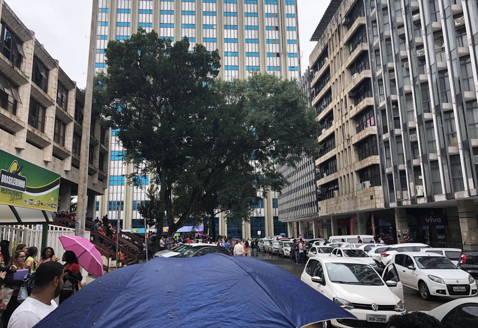 Funcionários deixam prédios do Setor Comercial Sul após tremor de terra (Foto: Marcelo Moraes/Arquivo pessoal)