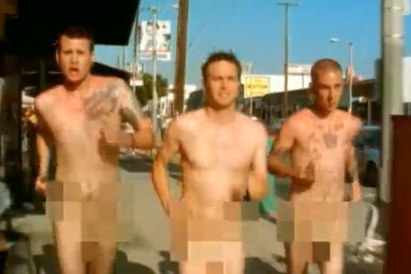 O clipe de ‘What’s My Age Again?’ é assim: três integrantes do Blink 182 correndo pelados por aí (Foto: Reprodução)