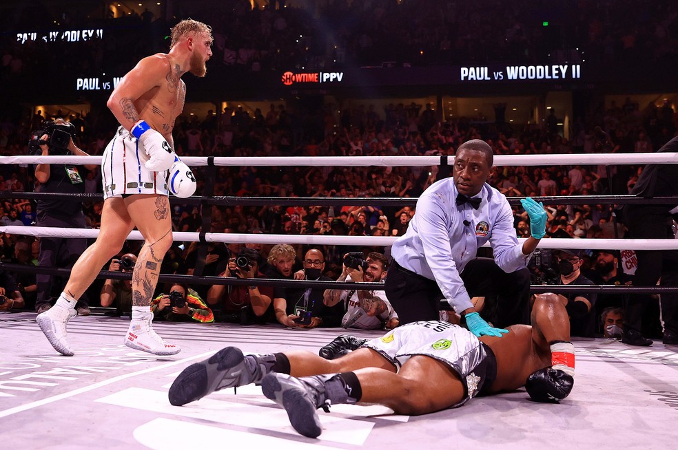 Jake Paul nocauteia Tyron Woodley boxe — Foto: Mike Ehrmann/Getty Images