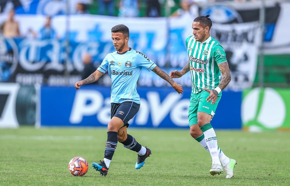 Matheus Henrique ganhou vaga no time no último domingo — Foto: Lucas Uebel/Divulgação Grêmio