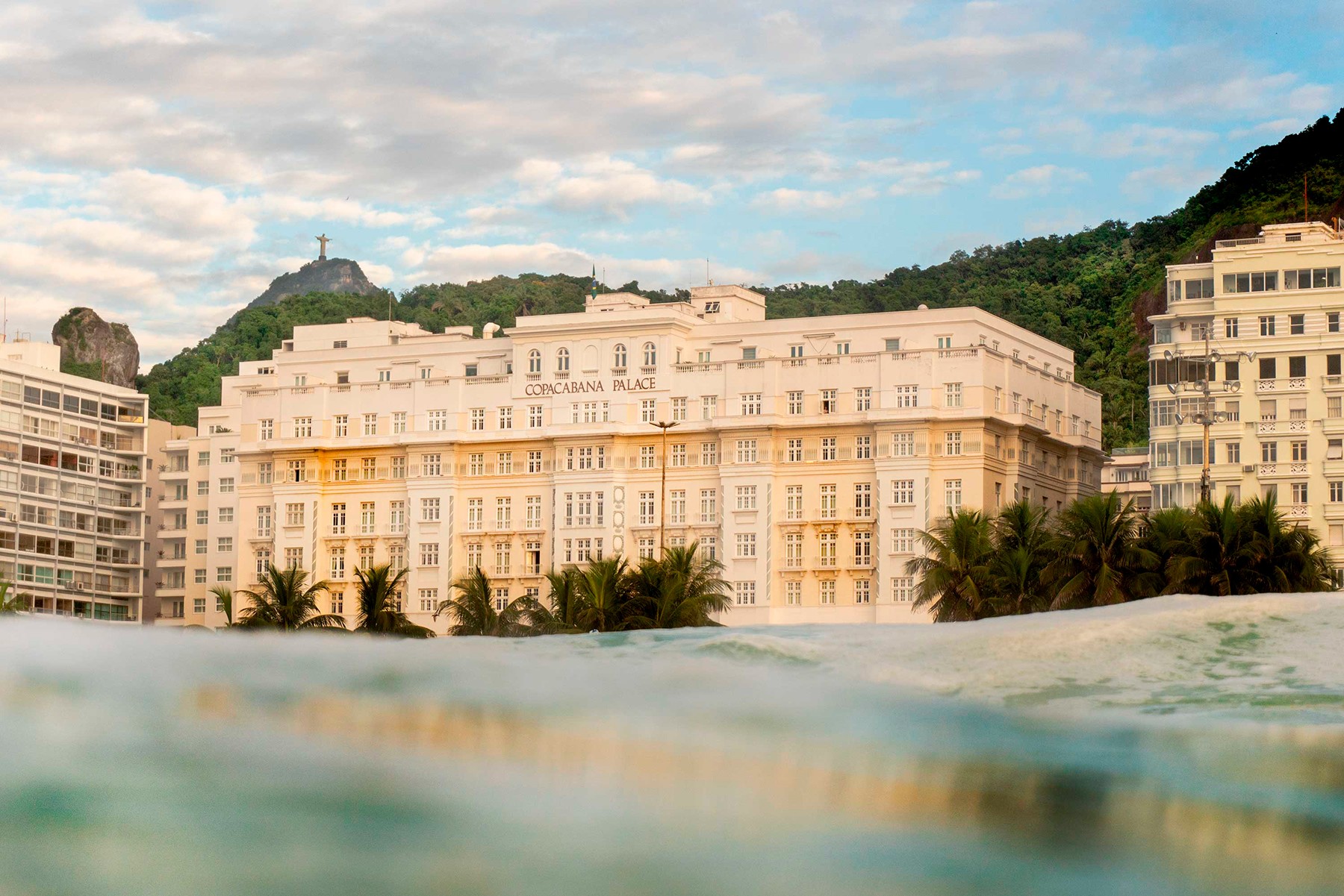 Hotel Copacabana Palace e Cristo Redentor ao fundo aparecem na foto “Princesinha do Mar”, de Paulo Barcellos (Foto: Paulo Barcellos / Divulgação)