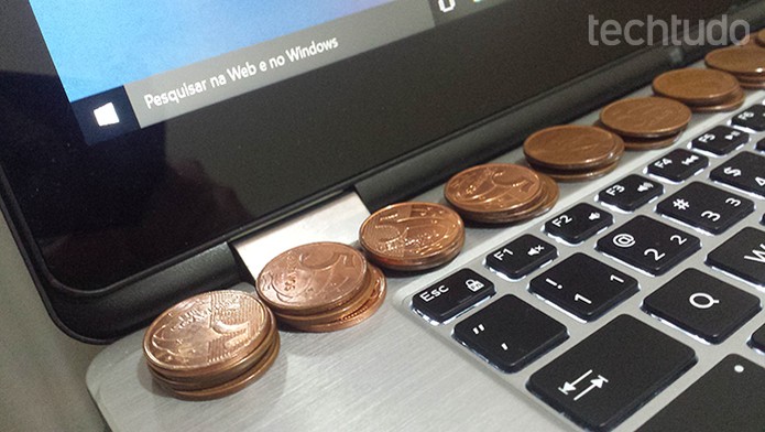 Em um teste caseiro, moedas podem ajudar, desde que seu computador tenha superfície em alumínio. A redução pode chegar a 2 graus (Foto: Filipe Garrett/TechTudo)