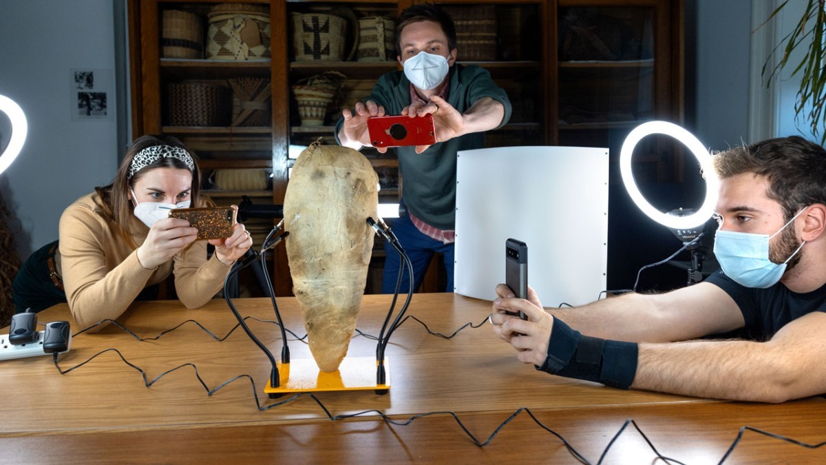 (Da esquerda para a direita) Carol Anne Barsody, Hunter Adams e Jack Defay escaneiam o pássaro com smartphones para compor modelo 3D da múmia (Foto: Ryan Young/Universidade de Cornell)