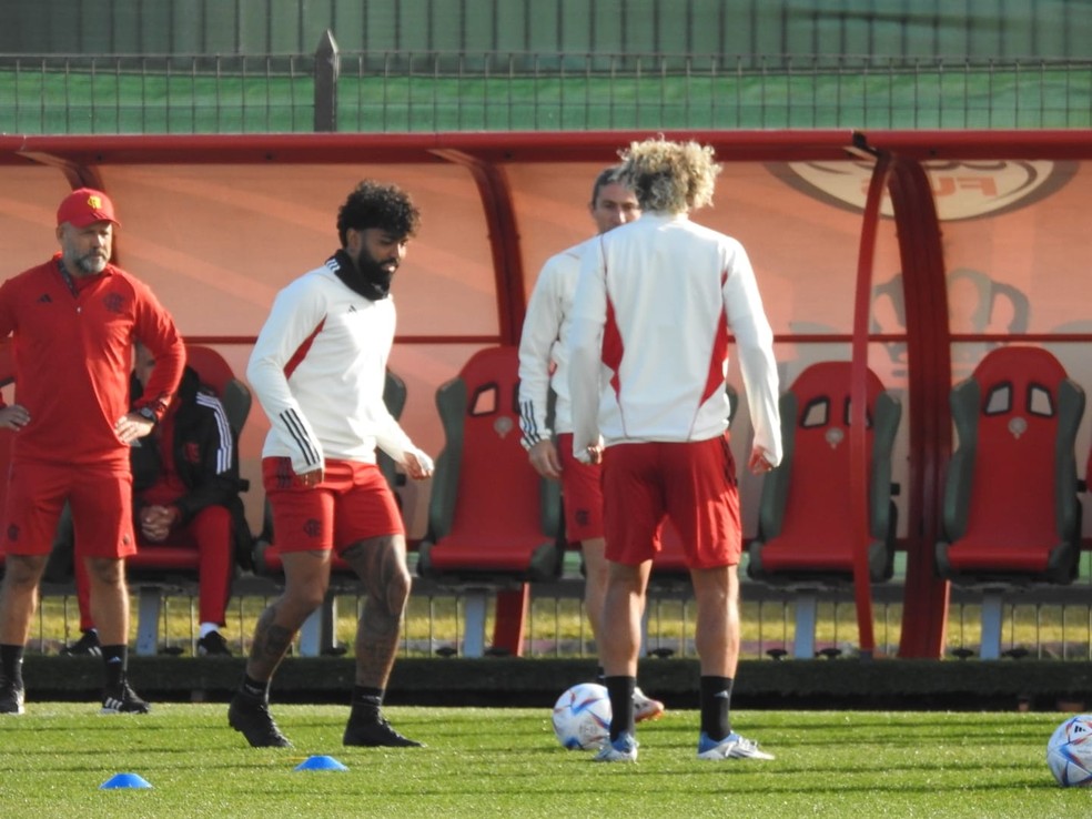Gabigol com David Luiz na segunda atividade rubro-negra em solo marroquino &mdash; Foto: Fred Gomes