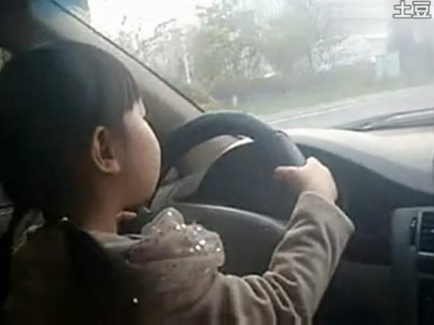 No ano passado, um vídeo que mostra uma menina de quatro anos dirigindo um veículo em uma estrada movimentada em Jinan, na província de Shandong, foi alvo de críticas na China. (Foto: Reprodução)