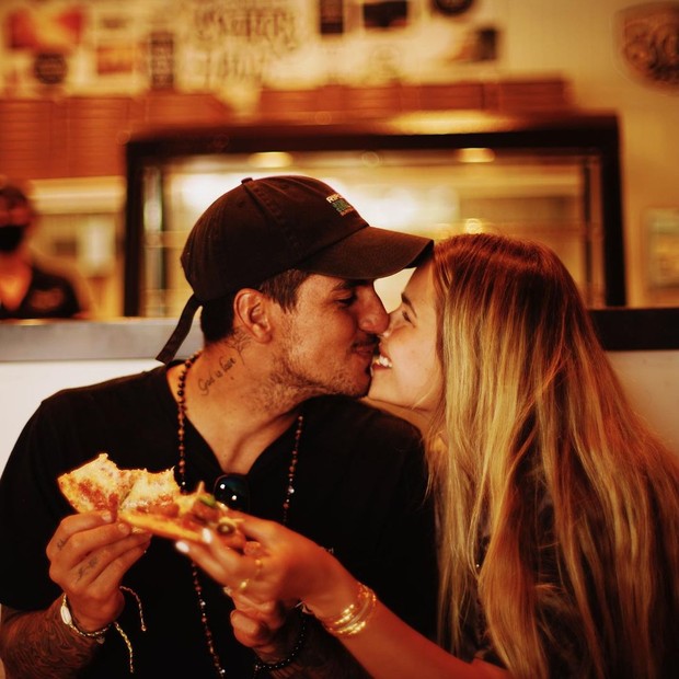 Medina compartilha pizza com Yasmin Brunet em clique fofo (Foto: Reprodução/Instagram)