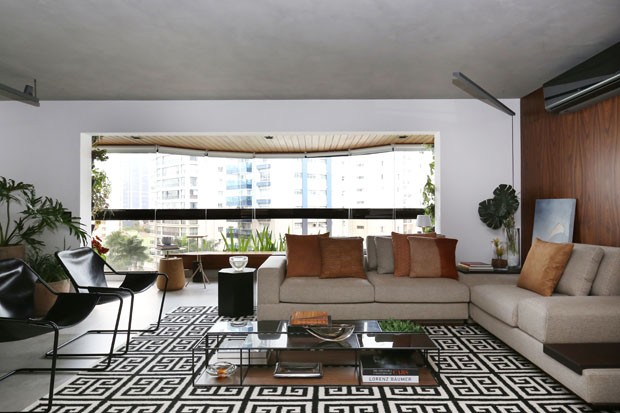 Cores vibrantes e peças de design criam atmosfera contemporânea a apartamento paulistano (Foto: Divulgação)