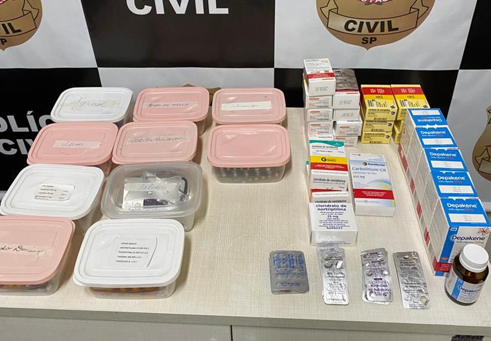 Produtos apreendidos pela Polícia Civil durante vistoria à clínica de Pirajuí — Foto: Polícia Civil/Divulgação