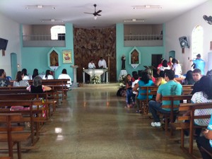 Católicos participam de missa na Paróquia Santo Antônio em preparação para a viagem até a cidade de Aparecida. (Foto: Maria Fernanda Ruas / G1)