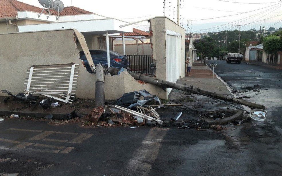 Poste caiu sobre muro de casa após acidente em São Joaquim da Barra (SP) (Foto: Reprodução/EPTV)