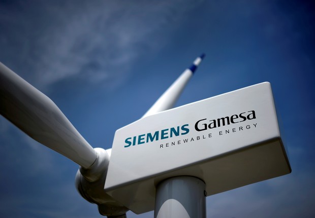 Turbina eólica com logo da fabricante Siemens Gamesa exibida durante encontro anual de investidores da empresa na Espanha (Foto:  REUTERS/Vincent West)