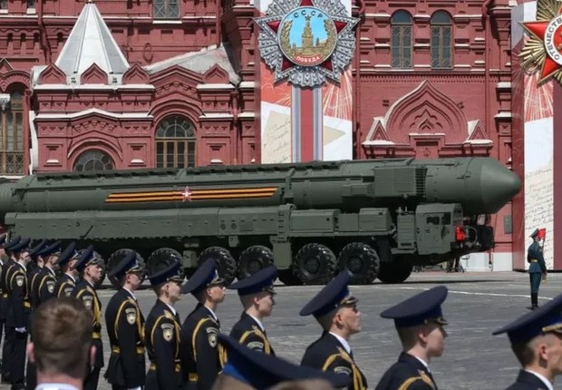 O poderio nuclear russo foi exibido em 2021, na celebração pela vitória na Segunda Guerra (Foto: MIKHAIL SVETLOV/GETTY IMAGES)
