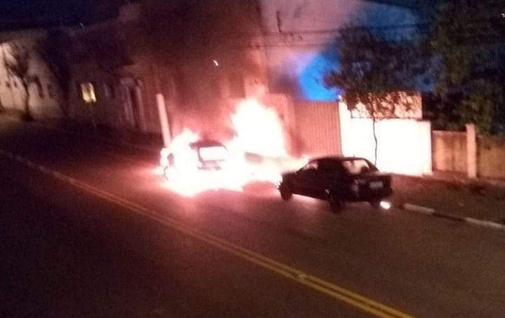 Quadrilha com fuzis incendeia carros, atira contra polícia e explode banco em Bragança Paulista — Foto: Redes Sociais