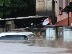 Temporal provocou enchente no Parque Columbia, na Pavuna, Zona Norte do Rio de Janeiro. Muitos moradores ficaram ilhados em suas casas (Foto: Thiago Lara/Agência O Dia/Estadão Conteúdo)