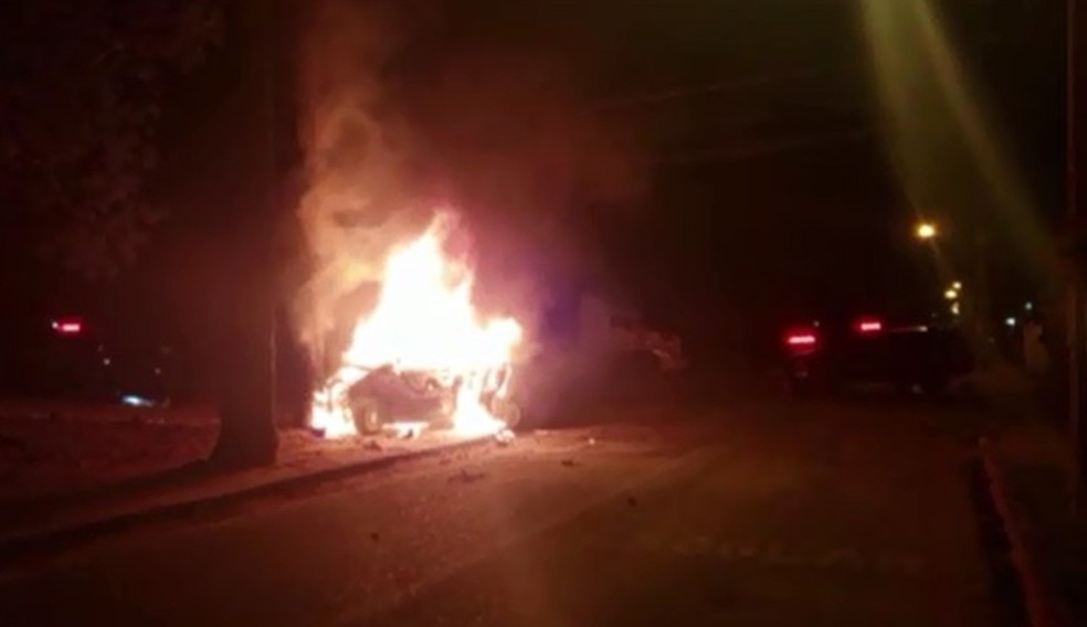 ApÃ³s perseguiÃ§Ã£o, carro bateu em uma Ã¡rvore e pegou fogo â Foto: Guarda Municipal de SÃ£o JosÃ© dos Pinhais/DivulgaÃ§Ã£o