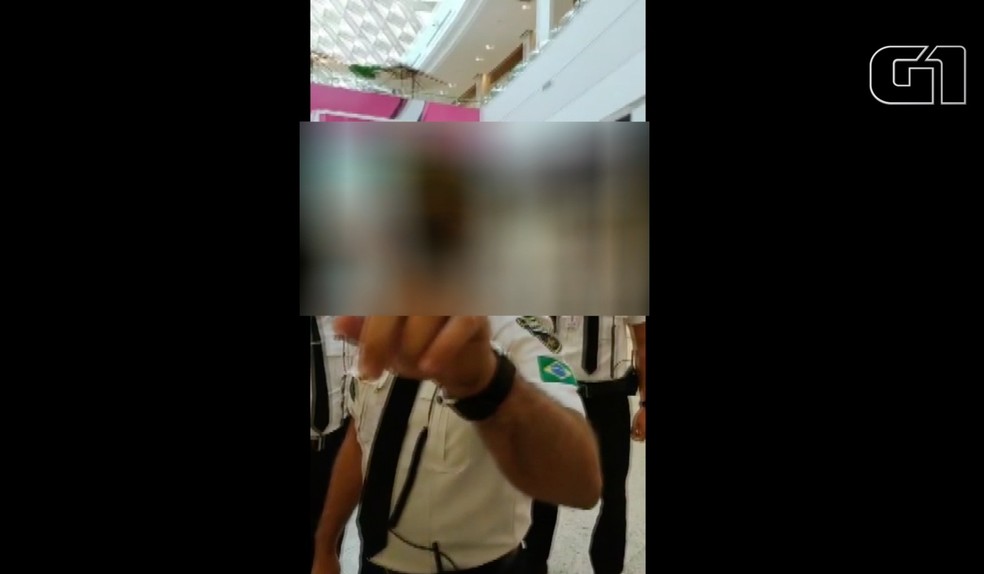Cliente foi abordado por seguranças em shopping de Cuiabá — Foto: Reprodução