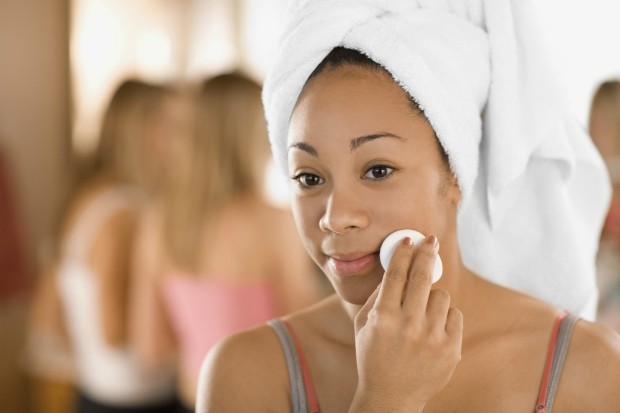 Aprenda como cuidar da pele mesmo usando maquiagem todos os dias (Foto: Thinkstock)