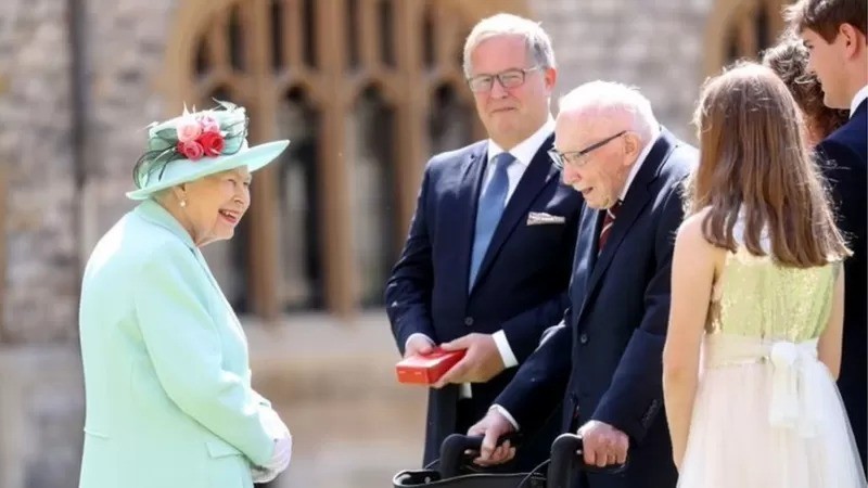 A rainha Elizabeth II do Reino Unido tem se ocupado com o aumento de centenários no Reino Unido (Foto: Getty Images via BBC News)